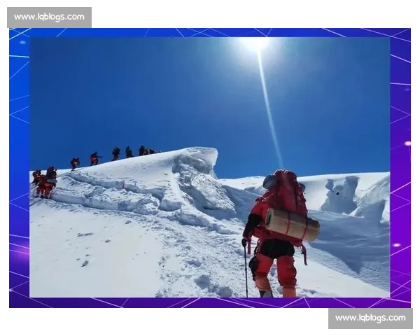 探索高山极限：登山运动中的挑战与自然奇观体验